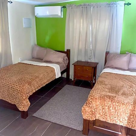 Centrally Located, Private, 1 Bedroom Apartment. 威廉斯塔德 外观 照片